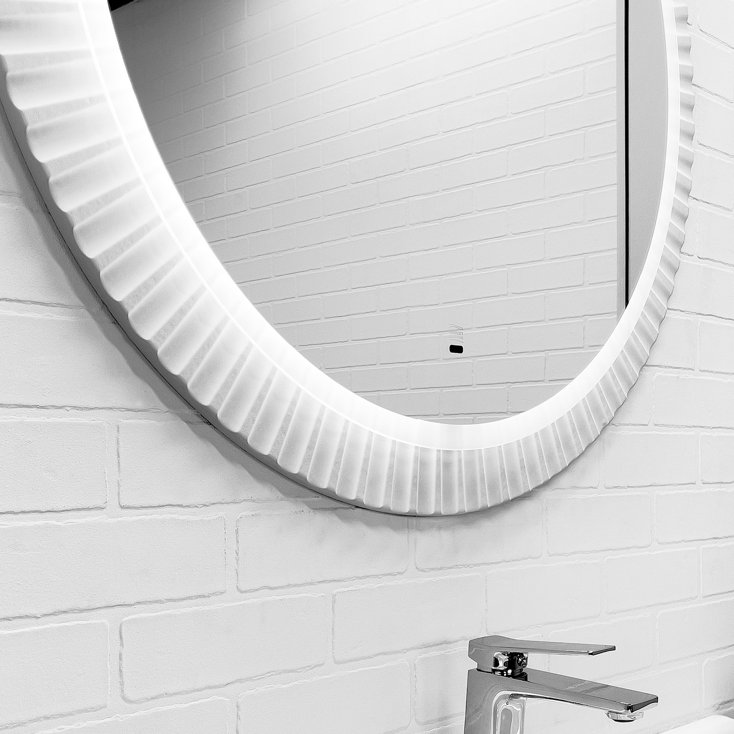 Дополнительное фото №1 Зеркало Comforty Мадрид 70 LED подсветка, сенсор, белый матовый